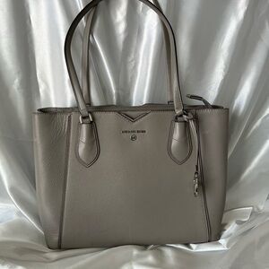 MICHAEL KORS MAE MEDIUM PEPPLED
LEATHER TOTE BAG Medium Gray Color.